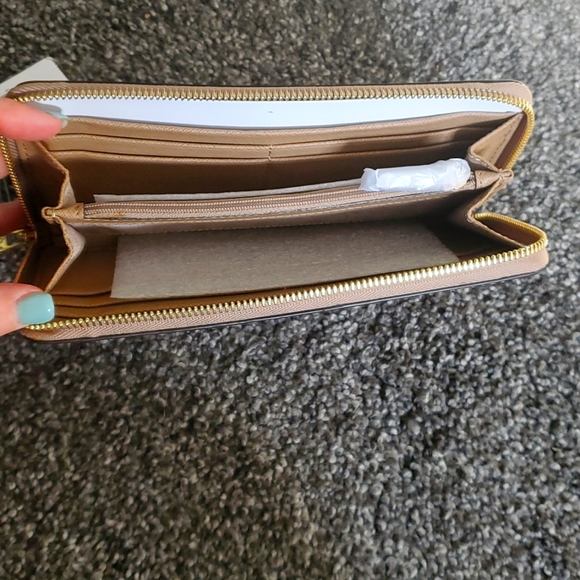 NWT Michael kors jet set wallet.. - Picture 3 of 4